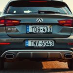 Volkswagen autó hátulról P-rendszámmal