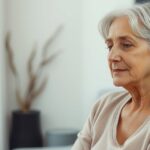 Egy idős nő gondolkodik a menopauzáról és hormonpótlásról.