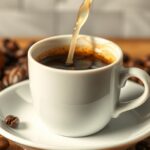 Koffeinmentes kávé csésze kávézóban, körülötte kávébabra és babokkal.