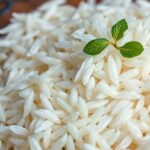 Jázmin rizs tálcán, friss zöld levéllel díszítve.