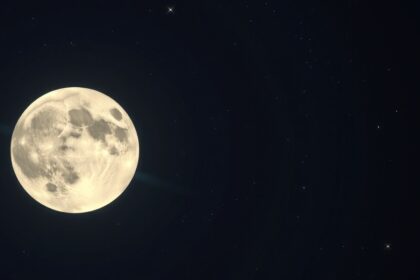 Telihold éjszakai égbolton, csillagokkal körülvéve.