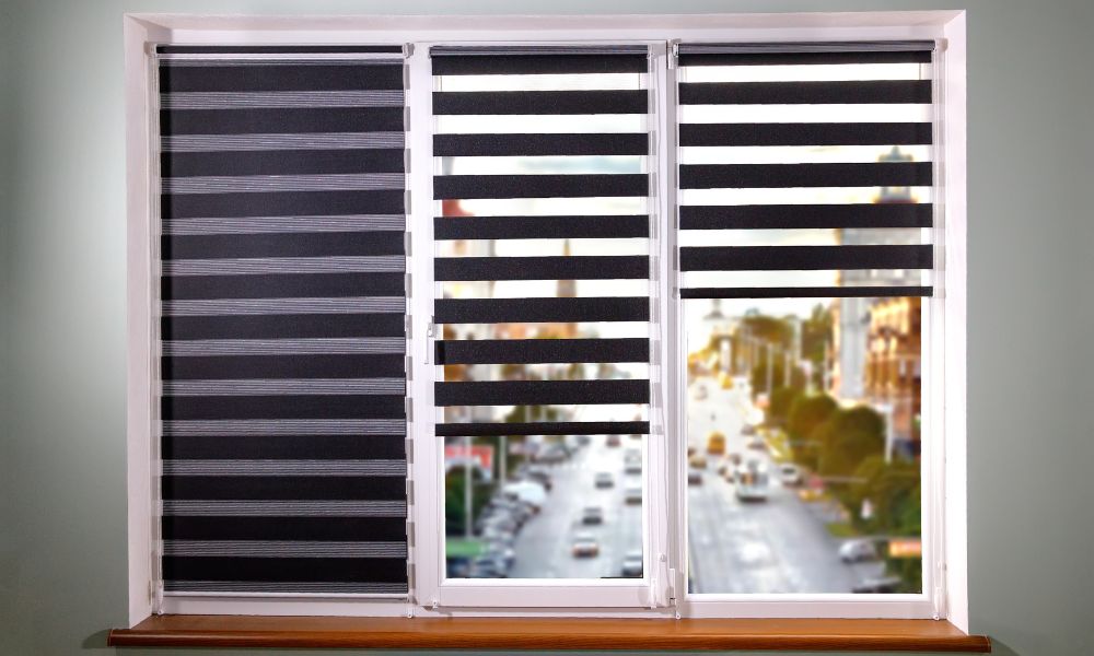 Modern redőny a városi lakás ablakában