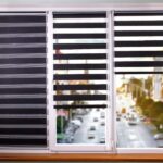 Modern redőny a városi lakás ablakában