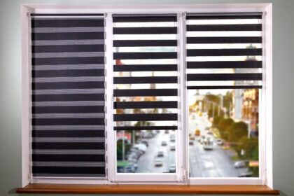 Modern redőny a városi lakás ablakában