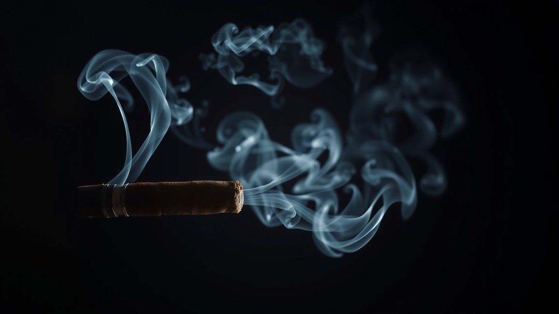 Füstölgő szivar a sötét háttér előtt, egészségügyi kockázatokkal.