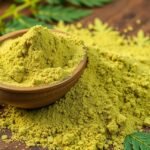 Neem por és levelek egy fából készült tálban