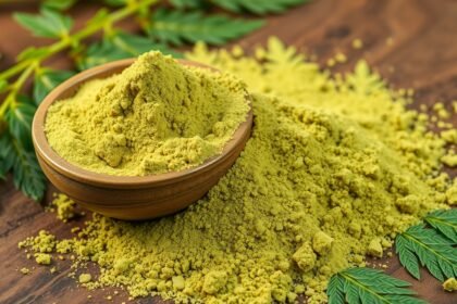 Neem por és levelek egy fából készült tálban