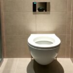 Perem nélküli WC a modern fürdőszobában, esztétikus és higiénikus megoldás.