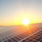 Napelemek a napfelkeltében, hatékonyság és hozam növelése SolarEdge optimalizálókkal.