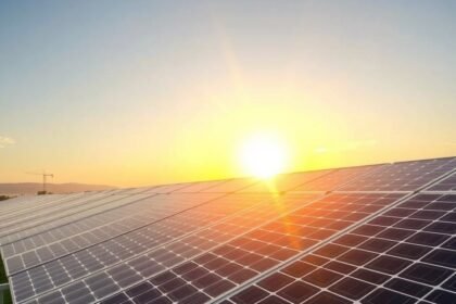 Napelemek a napfelkeltében, hatékonyság és hozam növelése SolarEdge optimalizálókkal.