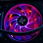 PWM ventilátor a számítógép hűtésében, színes világítással.