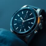 Modern okosóra képe, fekete tárcsával és ezüst tokkal.