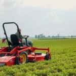 Forgókasza használata mezőgazdasági területen.