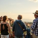 Három ember Toszkána gyönyörű táját nézi.