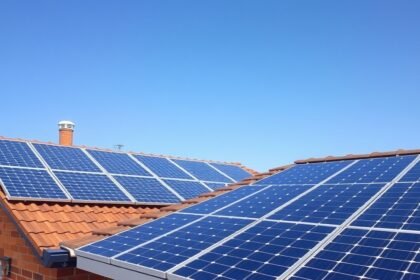 Napelemek egy otthon tetején, a világos égen.