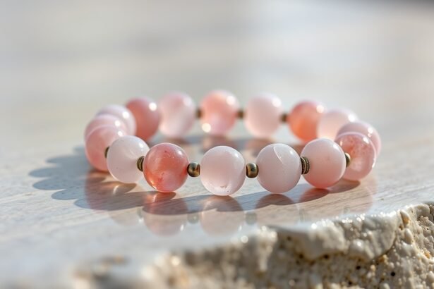 Rózsakvarc karkötő fénnyel megvilágítva.