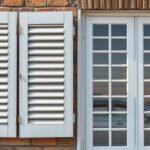 Alumínium redőny világos falon, esztétikus és tartós megoldás.