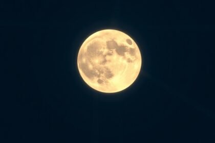 Telihold a sötét égen, amely női ciklus hatására utal.