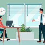 Két nő interakció egy egészségügyi irodában, számítógép előtt.